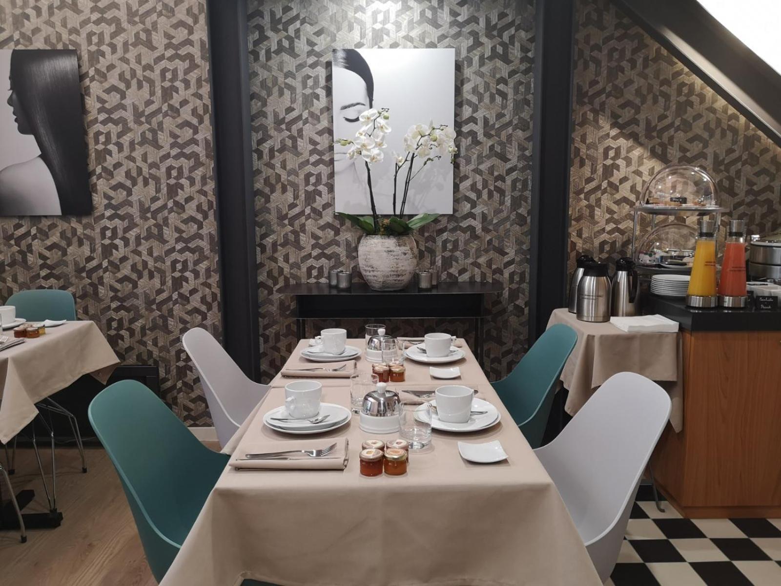 Eiffel Mademoiselle Parigi